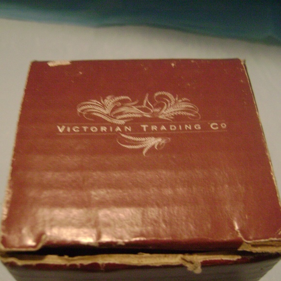 Victorian Trading Co. Floral Porcelain Trinket box - Picture 3 of 8